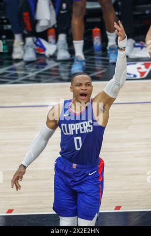 Los Angeles, Stati Uniti. 21 aprile 2024. Russell Westbrook dei Los Angeles Clippers festeggia dopo aver segnato durante la partita di playoff del primo turno NBA tra Los Angeles Clippers e Dallas Mavericks a Los Angeles, negli Stati Uniti, il 21 aprile 2024. Crediti: Ringo Chiu/Xinhua/Alamy Live News Foto Stock