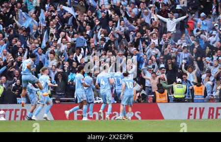 Londra, Regno Unito. 21 aprile 2024. I tifosi del Coventry City festeggiano dopo che Haji Wright (CC) ha segnato il terzo gol (3-3) nella semifinale della Emirates fa Cup, Coventry City contro Manchester United, allo stadio di Wembley, Londra, Regno Unito il 21 aprile 2024 Credit: Paul Marriott/Alamy Live News Foto Stock