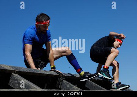 KIEV, UCRAINA - 20 APRILE 2024 - i concorrenti superano un ostacolo durante la corsa di beneficenza spartana Kyiv 2024 sull'isola di Trukhaniv, Kiev, capitale dell'Ucraina. L'evento si tiene per raccogliere fondi per i droni per il personale dell'intelligence militare e un militare gravemente ferito dell'Intelligence della difesa dell'Ucraina. Foto Stock