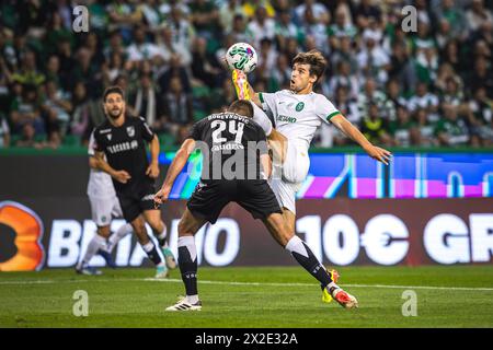 Daniel Braganca dello Sporting CP (R) con Toni Borevkovic del Vitoria SC (L) in azione durante la Liga Portugal Betclic match tra Sporting CP e Vitoria SC all'Estadio Jose Alvalade. (Punteggio finale: Sporting CP 3 - 0 Vitoria SC) (foto di Henrique Casinhas / SOPA Images/Sipa USA) Foto Stock