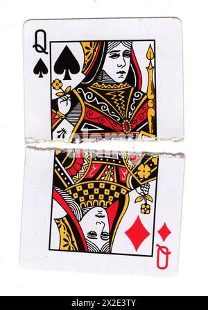 Metà strappate di carte da gioco vintage che mostrano una regina di picche e diamanti su sfondo bianco. Foto Stock