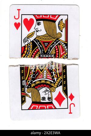 Metà strappate di carte da gioco vintage che mostrano un jack di cuori e diamanti su uno sfondo bianco. Foto Stock