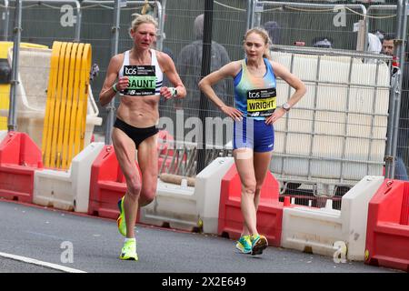 Londra, Regno Unito. 21 aprile 2023. Le donne prendono parte alla Maratona di Londra. Oltre 50.000 corridori hanno partecipato alla maratona di Londra Tata Consultancy Services 2024 correndo per 26,2 miglia in tutta Londra, raccogliendo milioni di sterline in beneficenza. Credito: SOPA Images Limited/Alamy Live News Foto Stock