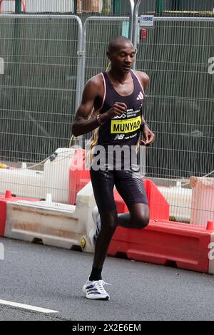 Londra, Regno Unito. 21 aprile 2023. Alexander Munyao partecipa alla Maratona di Londra. Oltre 50.000 corridori hanno partecipato alla maratona di Londra Tata Consultancy Services 2024 correndo per 26,2 miglia in tutta Londra, raccogliendo milioni di sterline in beneficenza. (Immagine di credito: © Steve Taylor/SOPA Images via ZUMA Press Wire) SOLO PER USO EDITORIALE! Non per USO commerciale! Foto Stock