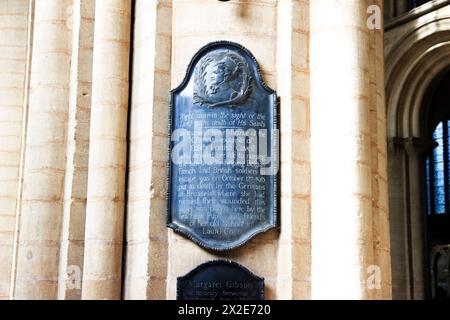 Targa commemorativa di Edith Cavell all'ingresso della cattedrale gotica di Peterborough Foto Stock