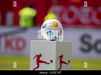 Kaiserslautern, 20 aprile 2024: Primo piano del Derbystar Bundesliga Brillant APS, il pallone ufficiale della Bundesliga e della Bundesliga 2 nel 2 Foto Stock