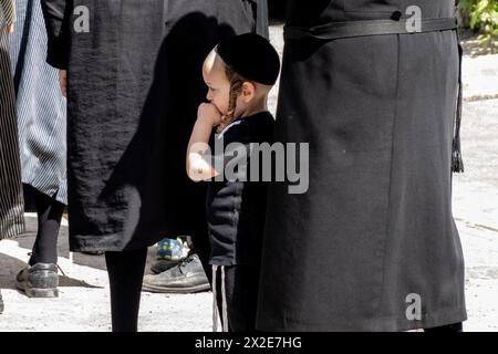 Gerusalemme, Israele. 22 aprile 2024. Gli ebrei ultra ortodossi bruciano frammenti di pane, lievitati e oggetti fatti di lievito nel biur chametz cerimoniale, bruciando pane lievitato, destinato a pulire il paese durante la Pesach, che inizia questo pomeriggio al tramonto. Crediti: NIR Alon/Alamy Live News Foto Stock