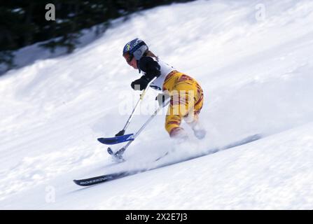 Sciatore disabile Allison Jones, pratica al Winter Park Resort, Colorado Foto Stock