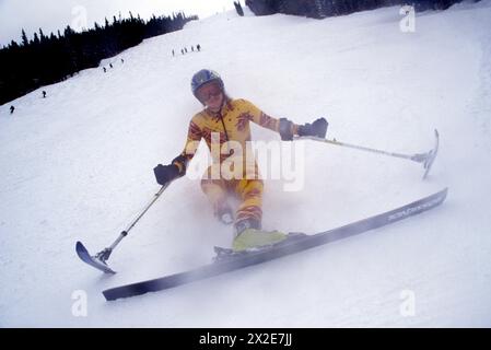 Sciatore disabile Allison Jones, pratica al Winter Park Resort, Colorado Foto Stock