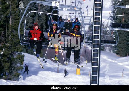 La sciatrice disabile Allison Jones pratica al Winter Park Resort, seggiovia Colorado con altri sciatori disabili Foto Stock