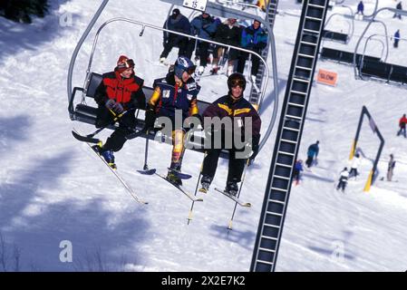 La sciatrice disabile Allison Jones pratica al Winter Park Resort, seggiovia Colorado con altri sciatori disabili Foto Stock