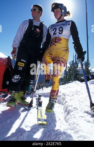 La sciatrice disabile Allison Jones pratica al Winter Park Resort, Colorado, con un pullman Foto Stock