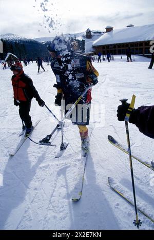 La sciatrice disabile Allison Jones pratica al Winter Park Resort, Colorado, avendo una lotta sulla neve con altri sciatori disabili Foto Stock