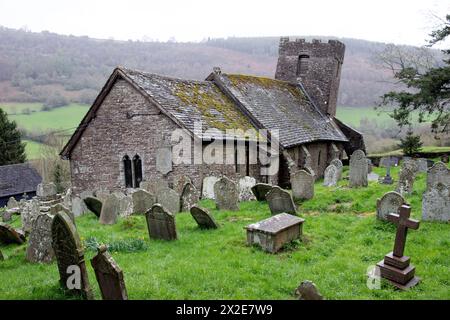 La chiesa di San Martino, Cwmyoy, Monmouthshire, è un edificio classificato principalmente C13th Grade i, noto soprattutto per la sua forma distorta - il risultato di grou Foto Stock