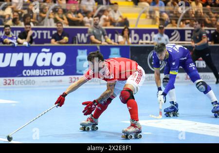 Barcelos, 04/20/2024 - il Óquei Clube de Barcelos ha affrontato lo Sport Lisboa e il Benfica questa sera nel 24° round del Campionato Nazionale di hockey a rulli 2023/24. La partita è stata giocata al Padiglione municipale di Barcelos. Lucas Ordóñez (SL Benfica); Luís Querido (OC Barcelos) (Global Imagens) Foto Stock