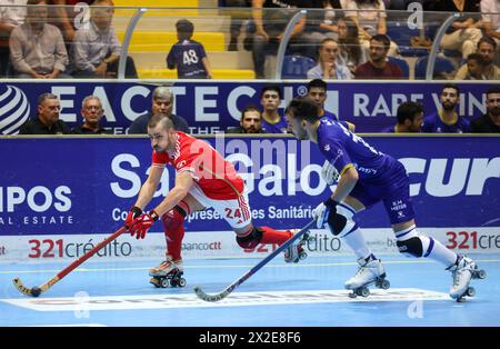 Barcelos, 04/20/2024 - il Óquei Clube de Barcelos ha affrontato lo Sport Lisboa e il Benfica questa sera nel 24° round del Campionato Nazionale di hockey a rulli 2023/24. La partita è stata giocata al Padiglione municipale di Barcelos. Nil Roca (SL Benfica); Alvarinho (OC Barcelos) (Global Imagens) Foto Stock