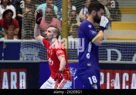 Barcelos, 04/20/2024 - il Óquei Clube de Barcelos ha affrontato lo Sport Lisboa e il Benfica questa sera nel 24° round del Campionato Nazionale di hockey a rulli 2023/24. La partita è stata giocata al Padiglione municipale di Barcelos. Nil Roca (SL Benfica) celebra il quarto obiettivo (Global Imagens) Foto Stock