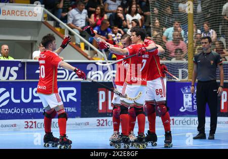 Barcelos, 04/20/2024 - il Óquei Clube de Barcelos ha affrontato lo Sport Lisboa e il Benfica questa sera nel 24° round del Campionato Nazionale di hockey a rulli 2023/24. La partita è stata giocata al Padiglione municipale di Barcelos. I giocatori Benfica festeggiano il gol (Global Imagens) Foto Stock