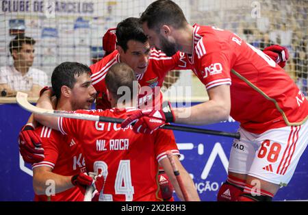 Barcelos, 04/20/2024 - il Óquei Clube de Barcelos ha affrontato lo Sport Lisboa e il Benfica questa sera nel 24° round del Campionato Nazionale di hockey a rulli 2023/24. La partita è stata giocata al Padiglione municipale di Barcelos. I giocatori Benfica festeggiano il gol (Global Imagens) Foto Stock