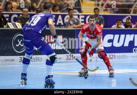 Barcelos, 04/20/2024 - il Óquei Clube de Barcelos ha affrontato lo Sport Lisboa e il Benfica questa sera nel 24° round del Campionato Nazionale di hockey a rulli 2023/24. La partita è stata giocata al Padiglione municipale di Barcelos. Luís Querido (OC Barcelos); Lucas Ordóñez (SL Benfica) (Global Imagens) Foto Stock