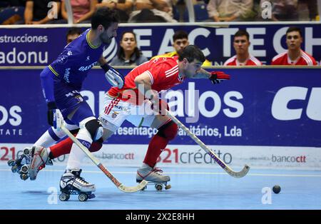 Barcelos, 04/20/2024 - il Óquei Clube de Barcelos ha affrontato lo Sport Lisboa e il Benfica questa sera nel 24° round del Campionato Nazionale di hockey a rulli 2023/24. La partita è stata giocata al Padiglione municipale di Barcelos. Miguel Rocha (OC Barcelos); Lucas Ordóñez (SL Benfica) (Global Imagens) Foto Stock