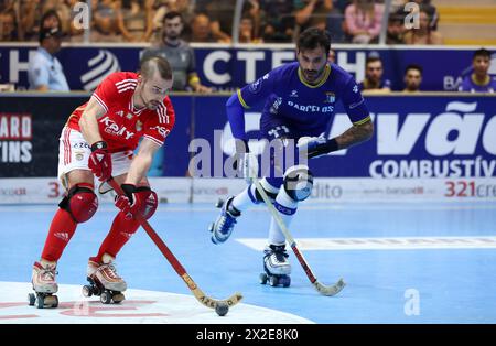 Barcelos, 04/20/2024 - il Óquei Clube de Barcelos ha affrontato lo Sport Lisboa e il Benfica questa sera nel 24° round del Campionato Nazionale di hockey a rulli 2023/24. La partita è stata giocata al Padiglione municipale di Barcelos. Nil Roca (SL Benfica); Miguel Rocha (OC Barcelos) (Global Imagens) Foto Stock