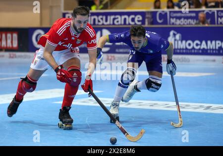 Barcelos, 04/20/2024 - il Óquei Clube de Barcelos ha affrontato lo Sport Lisboa e il Benfica questa sera nel 24° round del Campionato Nazionale di hockey a rulli 2023/24. La partita è stata giocata al Padiglione municipale di Barcelos. Roberto di Benedetto (SL Benfica); Alvarinho (OC Barcelos) (Global Imagens) Foto Stock