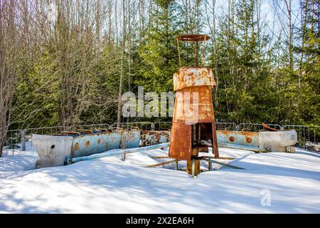 Treno di attrazioni per bambini anziani sul territorio di un campo per bambini abbandonato, un ex campo dei pionieri Foto Stock