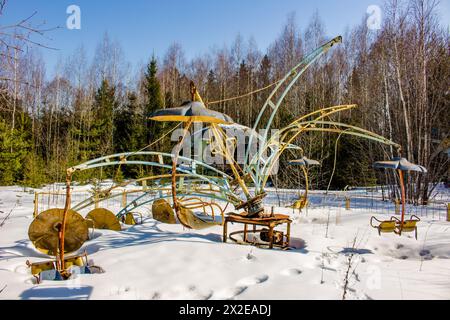 Costruzione rotta di una giostra per bambini sul territorio di un campo per bambini abbandonato. Ex campo dei pionieri in Russia Foto Stock