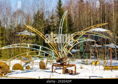 Costruzione rotta di una giostra per bambini sul territorio di un campo per bambini abbandonato. Ex campo dei pionieri in Russia Foto Stock