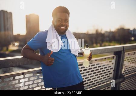 Ritratto di un giovane afroamericano pronto per l'allenamento sportivo. Foto Stock