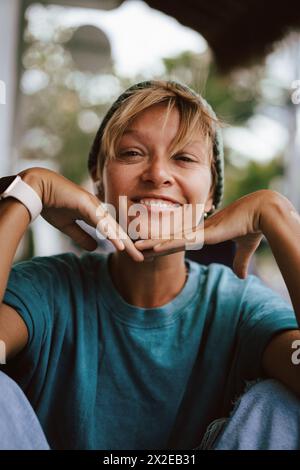 Primo piano ritratto di una donna felice Foto Stock
