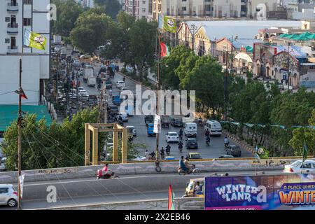 Strade del traffico di Karachi il giorno lavorativo Rashid Minhas Road, aree affollate di Karachi Foto Stock