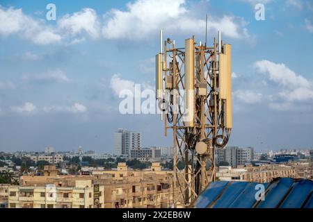 Torre di telecomunicazione con antenna di rete cellulare 5G sullo sfondo della città di Karachi Foto Stock