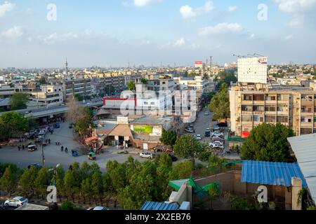 Strade del traffico di Karachi il giorno lavorativo Rashid Minhas Road, aree affollate di Karachi Foto Stock