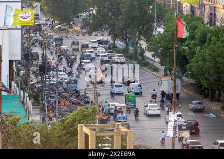 Strade del traffico di Karachi il giorno lavorativo Rashid Minhas Road, aree affollate di Karachi Foto Stock