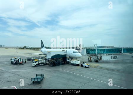 Karachi, Pakistan - 19 aprile 2024: Interni e lounge partenze dell'aeroporto internazionale di Karachi Jinnah Foto Stock