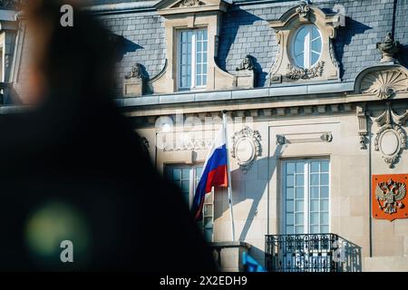 Una bandiera russa e lo stemma nazionale con un'onda di uccelli a due teste sul consolato di Strasburgo dopo gli attacchi della Russia in Ucraina. Foto Stock