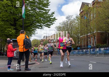 Londra, Regno Unito. 21 aprile 2024. I runner gareggiano nella Elite Men's Race alla Maratona di Londra. Crediti: Mark Kerrison/Alamy Live News Foto Stock