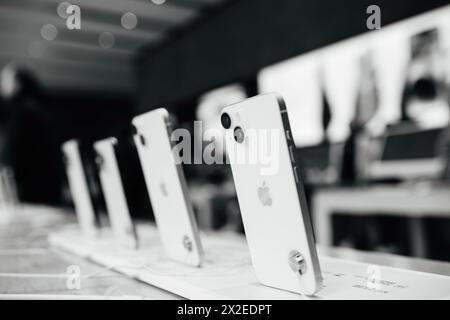 Parigi, Francia - 28 ottobre 2022: Una fila di iPhone Apple in un negozio Apple, con particolare attenzione al primo telefono e uno sfondo sfocato di telefoni aggiuntivi. Foto Stock