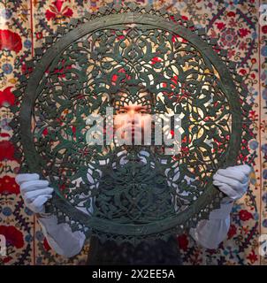 Christie's, Londra, Regno Unito. 22 aprile 2024. Art of the Islamic and Indian Worlds, tra cui tappeti e tappeti, si svolge il 25 aprile. Le attrazioni principali includono: Parte di un gruppo di accessori per porte in stile mamelucco di bronzo, Egitto o Siria, probabilmente XIX secolo. Stimate £ 12.000-18.000. Crediti: Malcolm Park/Alamy Live News Foto Stock