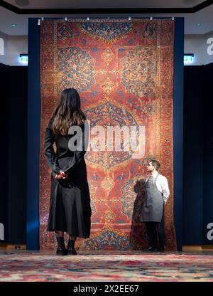 Christie's, Londra, Regno Unito. 22 aprile 2024. Art of the Islamic and Indian Worlds, tra cui tappeti e tappeti, si svolge il 25 aprile. Le attrazioni includono: (Centro) Un raro tappeto di corte Ushak Medallion, Turchia ottomana, 1475-1485. Stimate £ 80.000-120.000. Crediti: Malcolm Park/Alamy Live News Foto Stock