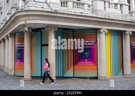 Ha chiuso i grandi magazzini Fenwick dopo aver commerciato per oltre 100 anni su Bond Street, che ha visto un recente calo della domanda di beni di lusso e con alcuni negozi che hanno deciso di trasferirsi il 7 aprile 2024 a Londra, Regno Unito. Bond Street è una delle strade principali del quartiere dello shopping del West End ed è molto elegante. E' stata una strada di shopping alla moda dal XVIII secolo. Il ricco e ricco negozio qui, principalmente per la moda di lusso e gioielli. Foto Stock