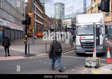 Vista che guarda verso la Rotunda nel centro citta' il 17 aprile 2024 a Birmingham, Regno Unito. La Rotunda è l'edificio più iconico di Birminghams, un alto edificio cilindrico classificato Grade II. È alto 81 metri ed è stato completato nel 1965. Rinnovato tra il 2004 e il 2008 da Urban Splash con Glenn Howells che lo ha trasformato in un edificio residenziale con appartamenti serviti al 19° e 20° piano. L'edificio è stato ufficialmente riaperto il 13 maggio 2008. Foto Stock