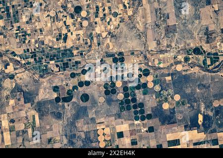 Fattorie circolari e terreni al confine tra Colorado e Kansa, Stati Uniti. Miglioramento digitale di un'immagine da parte della NASA Foto Stock