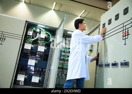 Ricercatore. Micro rete a bassa tensione. Servizi di test e certificati per Smart Grid e Smart Meter. Certificazione di Power Electronics Equipmen Foto Stock