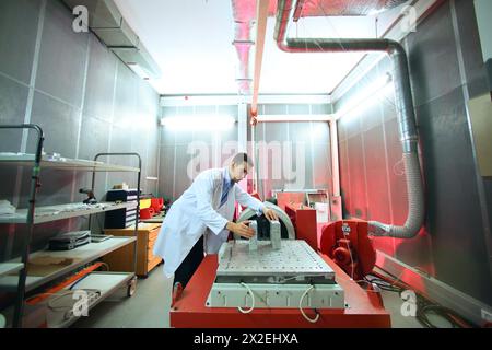 Ricercatore. Laboratorio della camera di vibrazione. EMC & Telecom Lab. Certificazione dei prodotti elettrici ed elettronici a bassa tensione. Servizi tecnologici a. Foto Stock