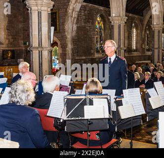 Concerto primaverile dell'esercito della salvezza di Exeter Temple presso St Peter's, Budleigh Salterton. Il conduttore. Foto Stock