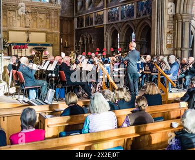 Concerto primaverile dell'esercito della salvezza di Exeter Temple presso St Peter's, Budleigh Salterton. La banda completa. Foto Stock