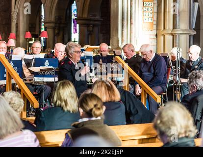 Concerto primaverile dell'esercito della salvezza di Exeter Temple presso St Peter's, Budleigh Salterton. Un servizio breve. Foto Stock